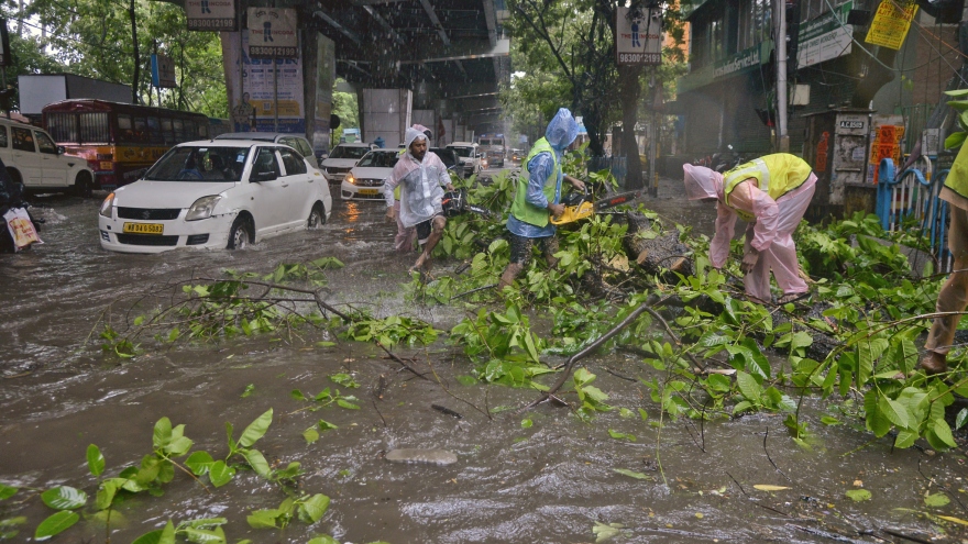 Bão Remal gây thiệt hại nặng nề cho nhiều khu vực ở Ấn Độ và Bangladesh